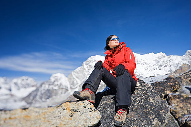feminino trekker nos himalaias, parque nacional do monte everest - kala pattar - fotografias e filmes do acervo