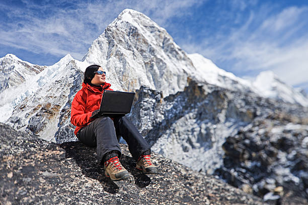 feminino trekker em kala pattar, mt pumori no fundo, himalay - kala pattar - fotografias e filmes do acervo