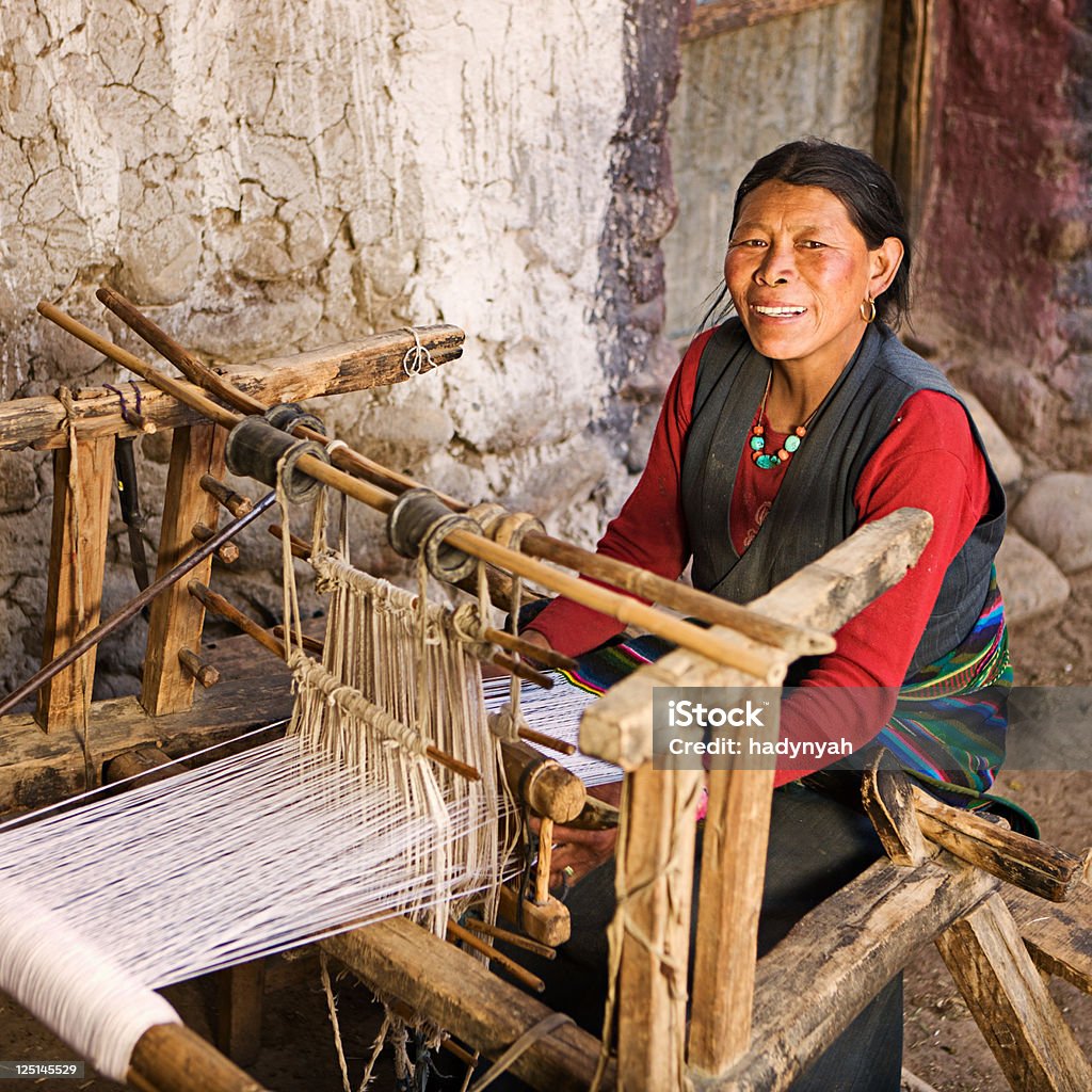 織��りのカーペット、チベットの女性 - 年配の女性のロイヤリティフリーストックフォト
