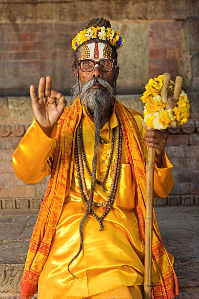 sadhu-indian holyman siedzi w temple - indian culture guru sadhu hinduism zdjęcia i obrazy z banku zdjęć