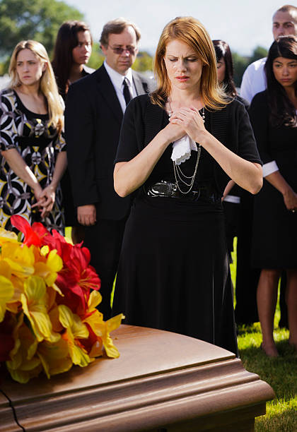 viuda en funeral - graveside service fotografías e imágenes de stock