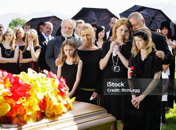家族でフューネラル - 葬儀のストックフォトや画像を多数ご用意 - 葬儀, 家族, 泣く