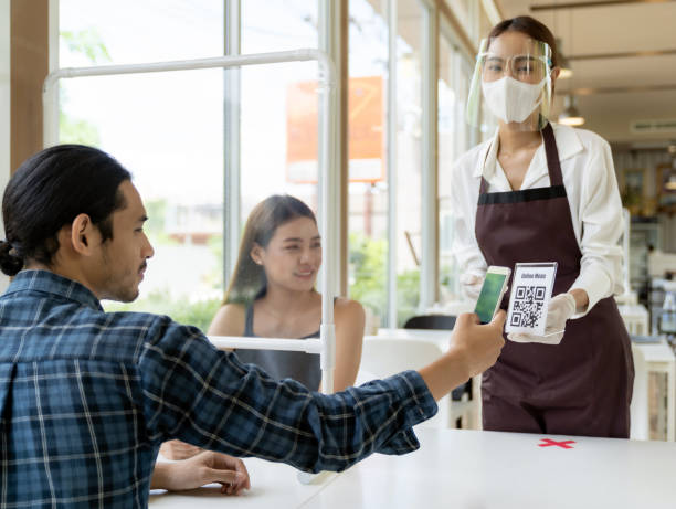 ウェイトレスからオンラインメニューをスキャンします。 - restaurant dinner waitress dining ストックフォトと画像