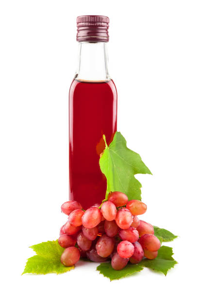 стеклянная бутылка красного винного уксуса с виноградом - wine vinegar стоковые фото и изображения