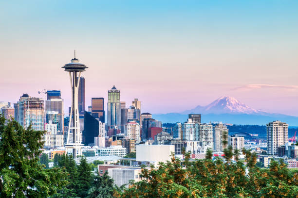 seattle cityscape con el monte rainier en el fondo en sunset, washington, ee. uu. - seattle night skyline architecture and buildings fotografías e imágenes de stock