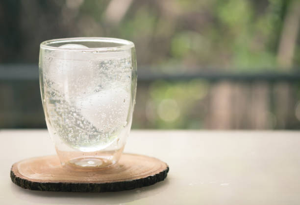 tonik koktajl z lodem w szkle na drewnianym stole - glass ice tonic water frozen zdjęcia i obrazy z banku zdjęć