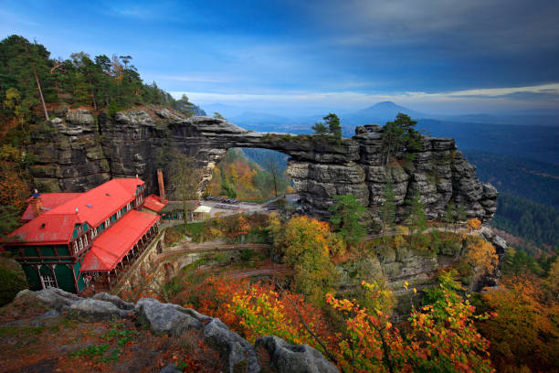 pravcicka brana, gran monumento de roca, puerta de piedra arenisca. el puente natural más grande de europa. suiza bohemia, hrensko, república checa. paisaje rocoso, otoño. hermosa naturaleza con piedra, bosque, niebla. - pravcicka fotografías e imágenes de stock