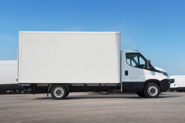 белый транспорт грузовик с копией пространства перед флотом - truck commercial land vehicle white blank стоковые фото и изображения