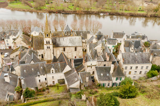 ciudad medieval de chinon - chinon fotografías e imágenes de stock