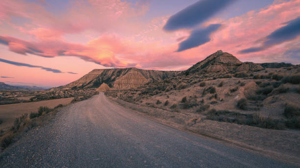 바르데나스 리얼 디저트 나바라 스페인 5 - bardenas hill 뉴스 사진 이미지