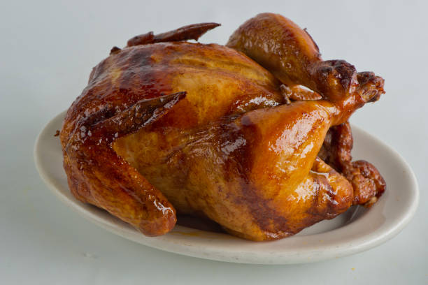 rotisserie huhn. hausgemachte knusprige südliche gebratenehähnchen, geschlagen & frittiert in gusseisen pfanne. klassische amerikanische süd-, low-country-küche. hergestellt von kratzhuhn in der regel mit südlichen beilagen serviert. - rotisserie chicken meat dinner stock-fotos und bilder