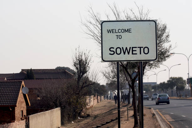 Roadside welcome banner inviting you to visit the Soweto area of Johannesburg A roadside welcome banner inviting you to visit the Soweto area of Johannesburg. Road sign, road sign "Welcome to SOWETO" at the entrance to the suburb of Johanessburg - Soweto, South Africa. soweto stock pictures, royalty-free photos & images