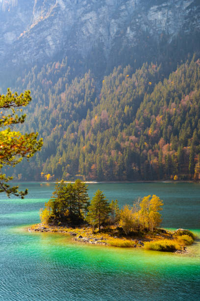 lago eibsee a garmisch-partenkirchen, germania : la vacanza perfetta per la tua disintossicazione digitale - zugspitze mountain lake autumn germany foto e immagini stock