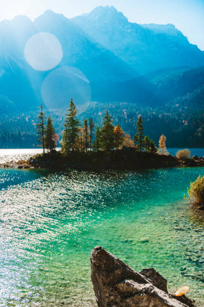 lago eibsee a garmisch-partenkirchen, germania : la vacanza perfetta per la tua disintossicazione digitale - zugspitze mountain lake autumn germany foto e immagini stock