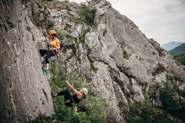 암석 산에서 등반하는 두 명의 여성 무료 등반가 - climbing rock climbing women determination 뉴스 사진 이미지