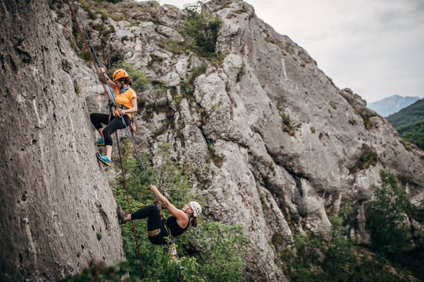 две женщины бесплатно альпинистов восхождение на скале - climbing rock climbing women determination стоковые фото и изображения