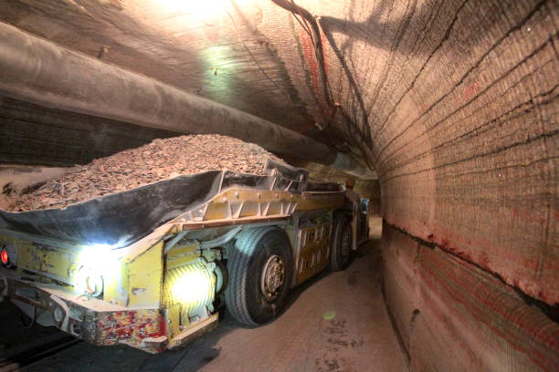 minería de mineral de potasa en una mina subterránea usando una máquina minera - mine of salt fotografías e imágenes de stock