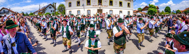 bayerischer tanz - german culture oktoberfest dancing lederhosen stock-fotos und bilder