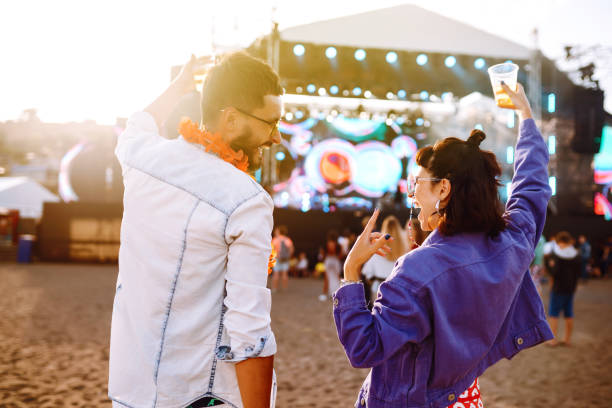 音楽祭でビールとカップル。 - 音楽祭 ストックフォトと画像