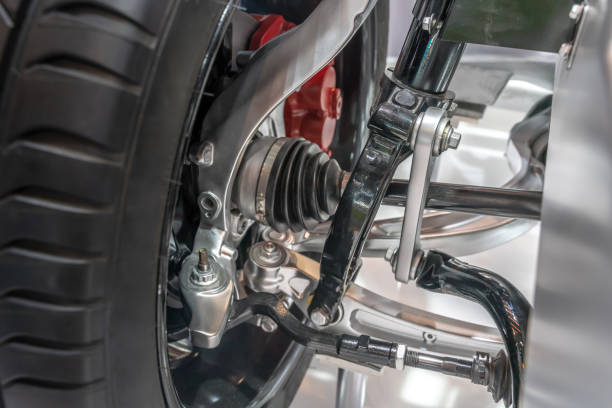 vista de cerca de la conducción detallada de la rueda del coche eléctrico y el sistema de frenos - hubcap chrome wheel car fotografías e imágenes de stock