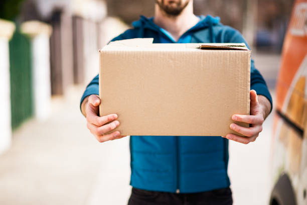 package delivery - postal worker truck driver delivering delivery person imagens e fotografias de stock