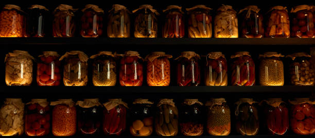 lokales traditionelles lebensmittelkonzept - gläser mit eingelegtem gemüse - rustic domestic kitchen canning vegetable stock-fotos und bilder