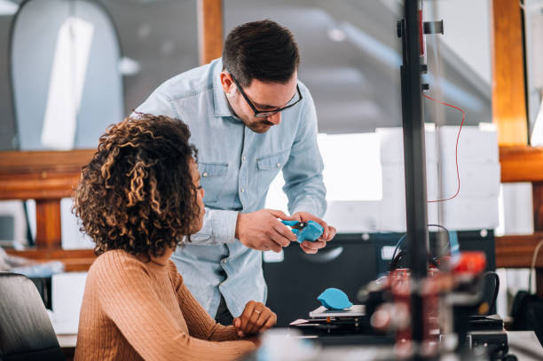 ingenieros que trabajan con impresora 3d. - 3d printing fotografías e imágenes de stock