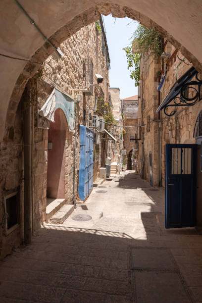 prédios antigos na rua suq el qatanin, no bairro árabe, na antiga cidade de jerusalém, israel - el aqsa - fotografias e filmes do acervo