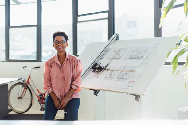 retrato de un arquitecto joven y seguro en una oficina moderna - jpg fotografías e imágenes de stock