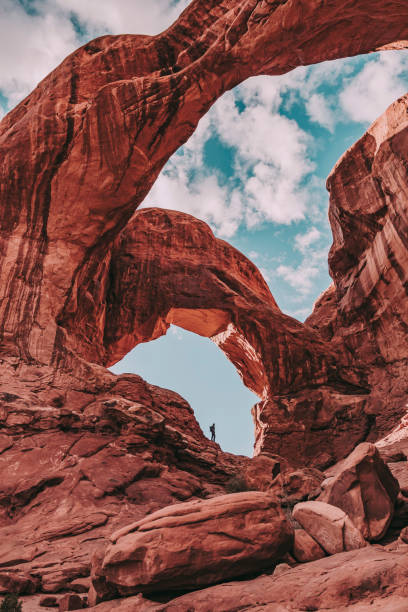 o arco duplo no parque nacional arches. - arches national park desert scenics landscape - fotografias e filmes do acervo