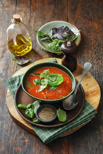 hausgemachte vegan cremig geröstete tomaten basilikum suppe - tomato soup red basil table stock-fotos und bilder