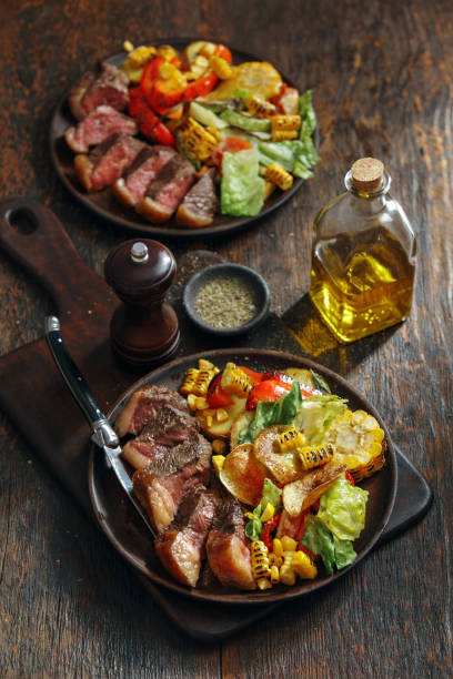bistecca alla griglia con insalata di patate - steak strip steak prepared potato grilled foto e immagini stock