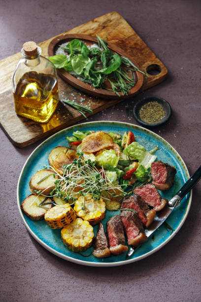 bistecca alla griglia con insalata di patate - steak strip steak prepared potato grilled foto e immagini stock