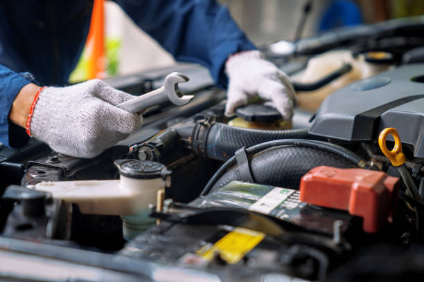 automechaniker arbeiten in der garage, service und wartung und autowartung. - car auto repair shop engine mechanic stock-fotos und bilder