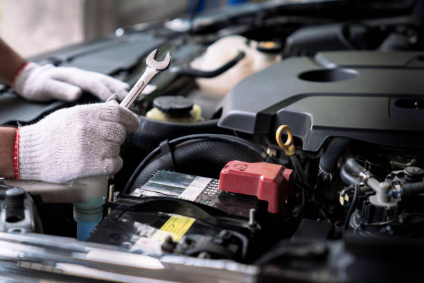 automechaniker arbeiten in der garage, service und wartung und autowartung. - car battery car battery auto repair shop stock-fotos und bilder