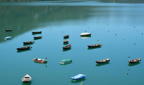 barcos antigos ancorados na margem do lago - belluno veneto european alps lake - fotografias e filmes do acervo