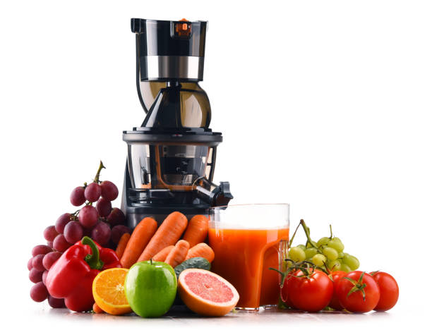 espremedor lento com frutas orgânicas e legumes isolados no branco - dieting juice carrot tomato - fotografias e filmes do acervo