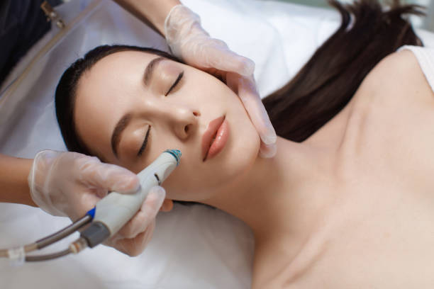 cosmétologue féminine professionnelle faisant la procédure hydrafaciale dans la clinique de cosmétologie. - peeling beauty treatment human face beautician photos et images de collection