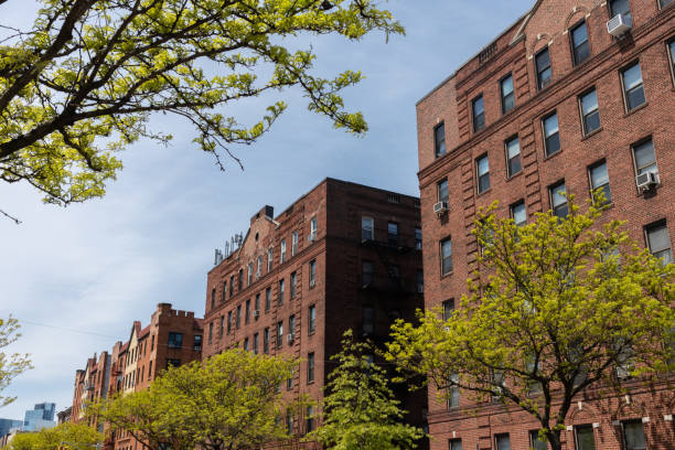 fila de edificios residenciales old brick en sunnyside queens new york - sunnyside fotografías e imágenes de stock