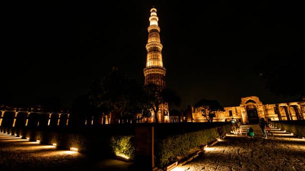delhi, india - march,15 2020 : tourist visit at illuminated qutub minar at night - qutub imagens e fotografias de stock