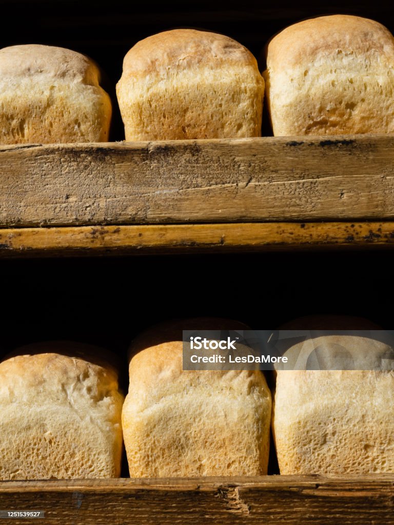 Bánh Mì Trắng Có Hình Dạng Của Một Viên Gạch Trên Kệ Gỗ Bánh Mì ...