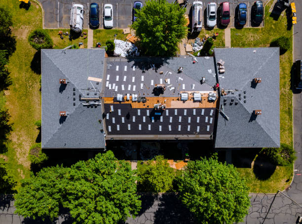 una tejas de clavos de techo con pistola de aire, reemplazando la protección de la cubierta del techo que se aplica - roof batten fotografías e imágenes de stock