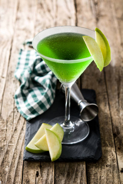 grüner appletini-cocktail - apple martini stock-fotos und bilder