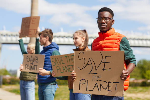 uomo africano in piedi all'aperto - save the planet foto e immagini stock