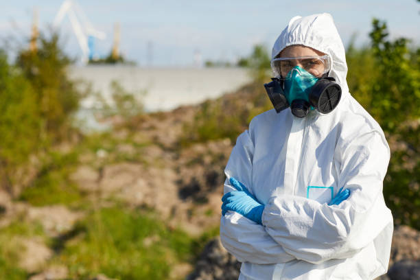 mulher trabalhando em área perigosa - hazardous materials protection - fotografias e filmes do acervo