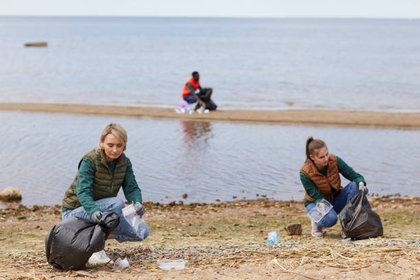 istock Volunteers cleaning the river 1251547370