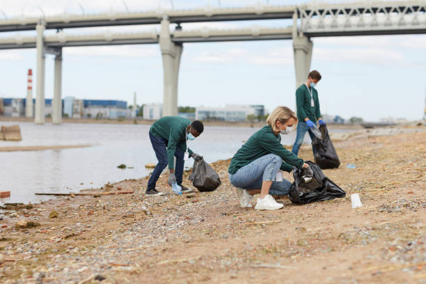 istock Volunteers cleaning the river 1251547385