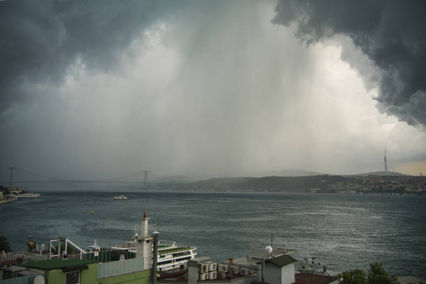 stambuł burzliwy dzień - ship storm thunderstorm water zdjęcia i obrazy z banku zdjęć