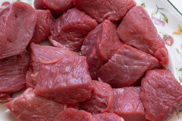 красное мясо крупным планом меала и говядина - veal piccata стоковые фото и изображения