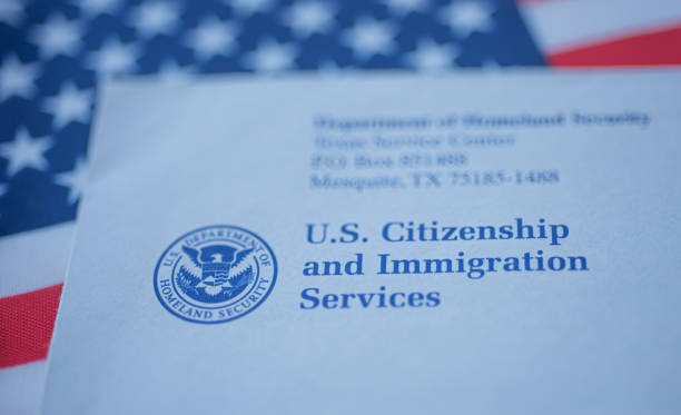 미국 배경의 국기에 uscis에서 손 감동 편지 (봉투) - visa form 뉴스 사진 이미지